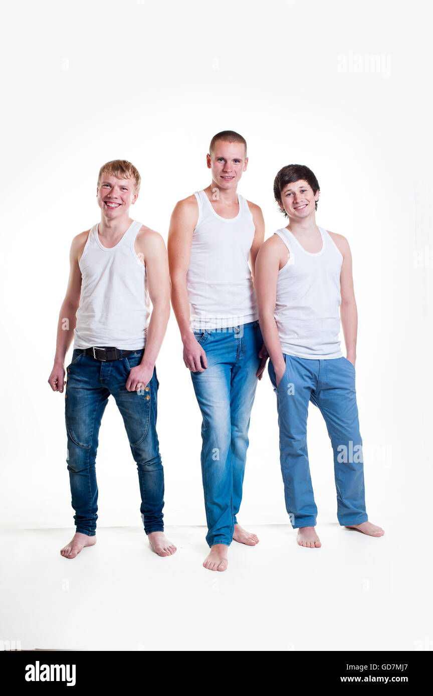 Trois hommes sur un fond blanc en studio Banque D'Images