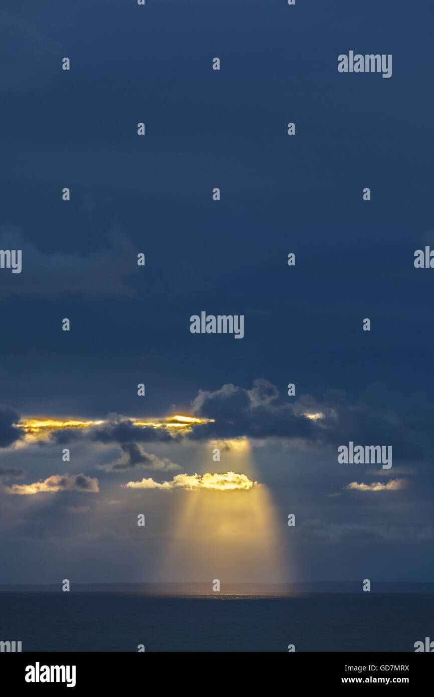 Les rayons du soleil sur le canal de Bristol UK Banque D'Images