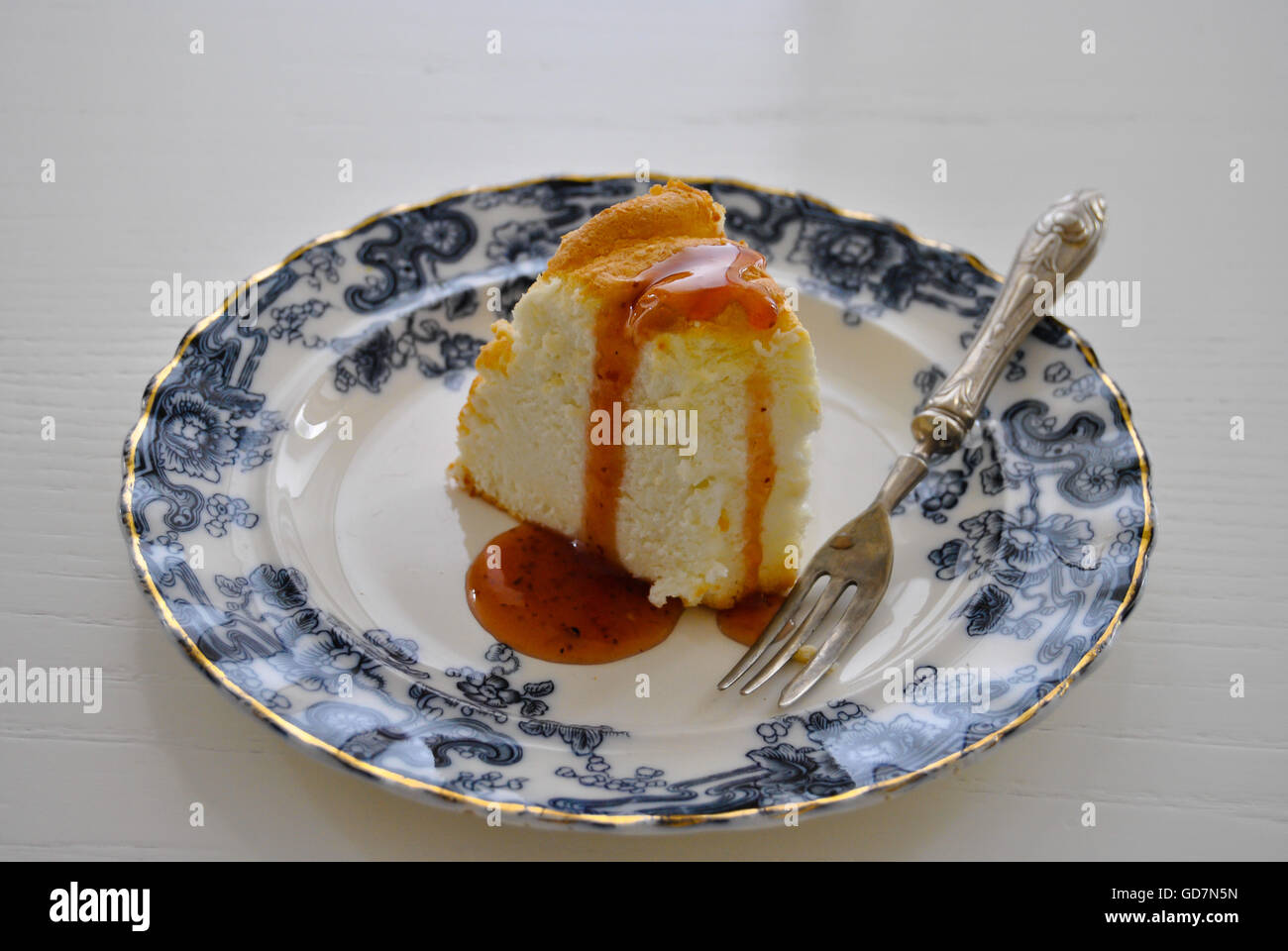 Gros plan d'une tranche de gâteau ange sur une assiette, dessert maison. L'alimentation Banque D'Images