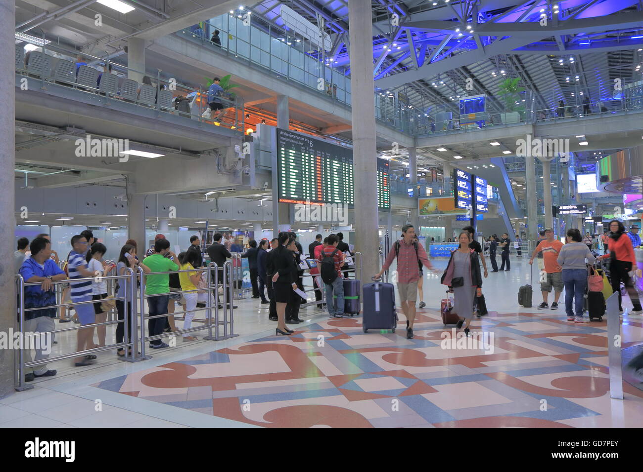 Les gens voyagent à l'aéroport de Suvarnabhumi à Bangkok en Thaïlande Banque D'Images