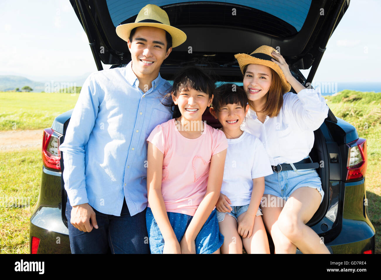 Happy Family enjoying road trip et les vacances d'été Banque D'Images