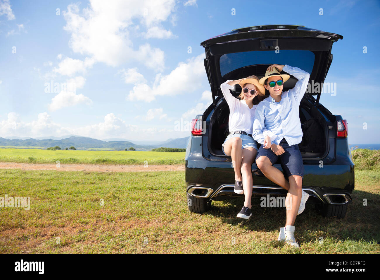 Young couple road trip et les vacances d'été Banque D'Images