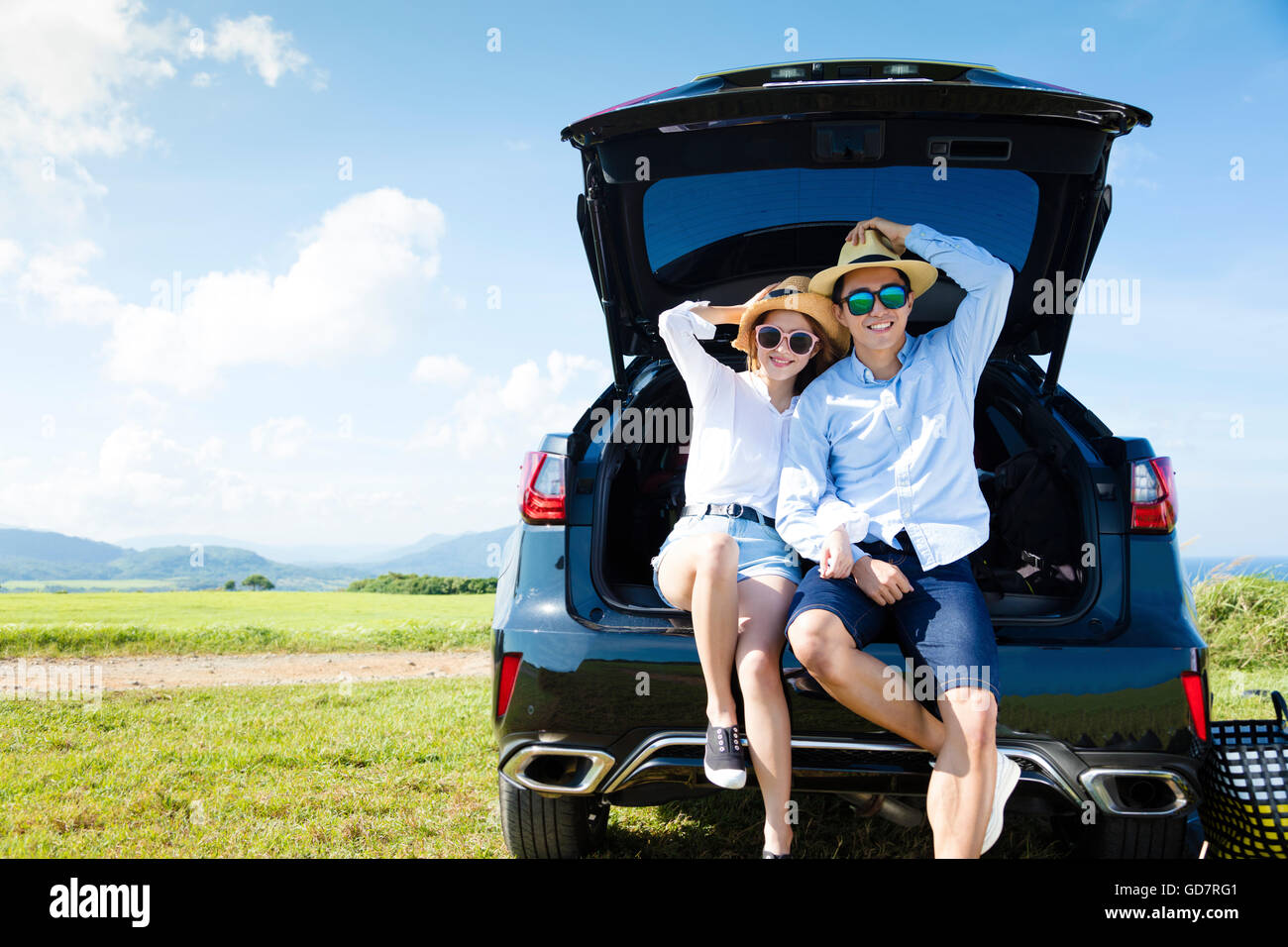 Belle jeune couple enjoying road trip et les vacances d'été Banque D'Images