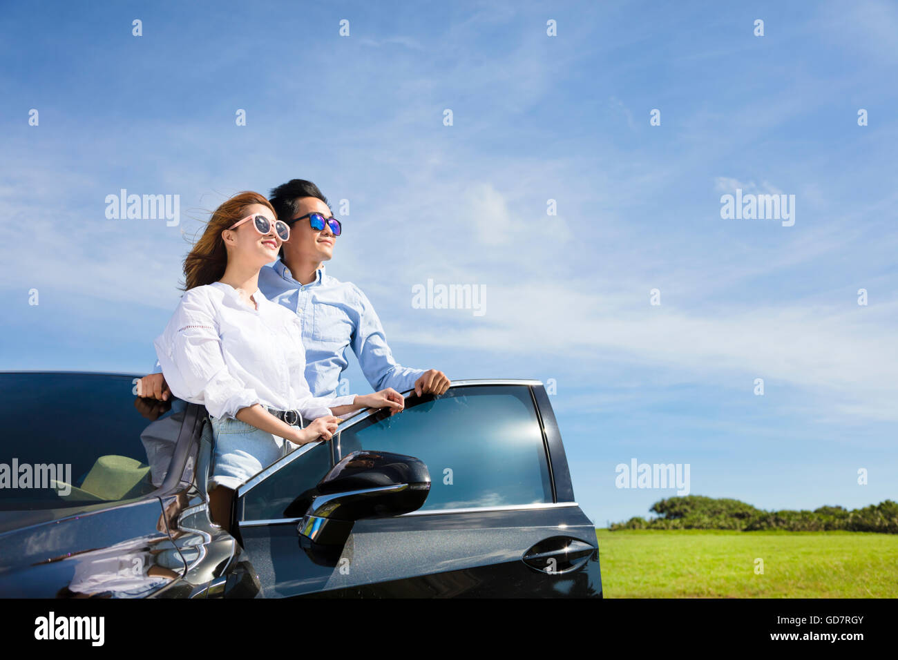 Jeune couple à l'extérieur de la voiture et profiter des vacances d'été Banque D'Images