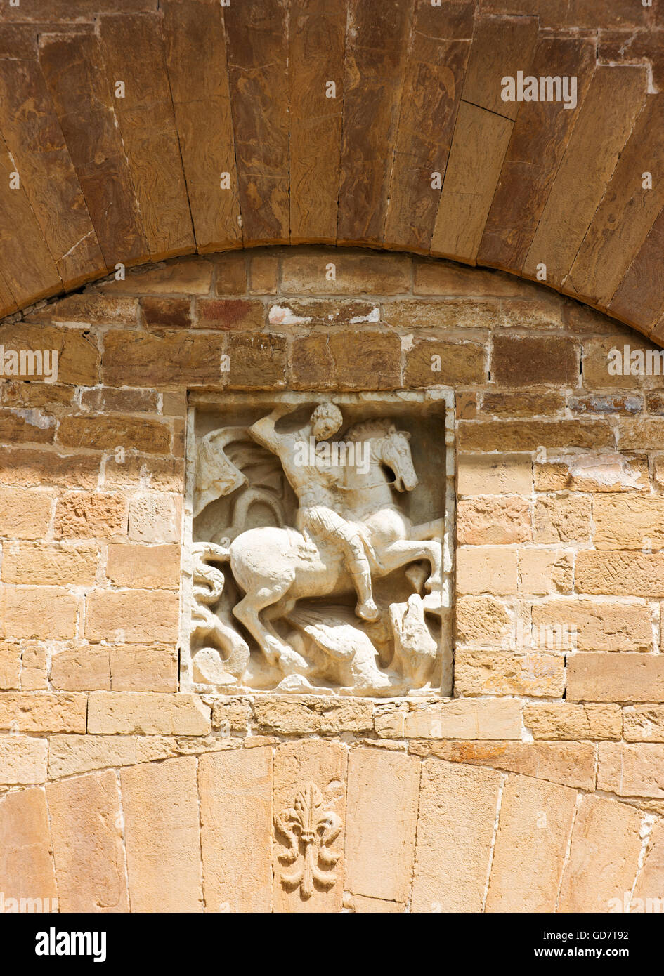 St George représenté terrassant le dragon dans une petite sculpture dans une Florence gate. Banque D'Images
