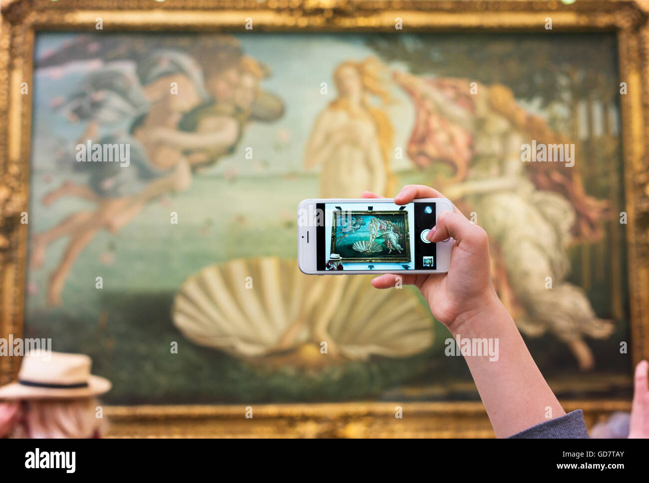 La Naissance de Vénus par Sandro Bottichelli dans la galerie des Offices de Florence vu à travers un écran du smartphone. Banque D'Images