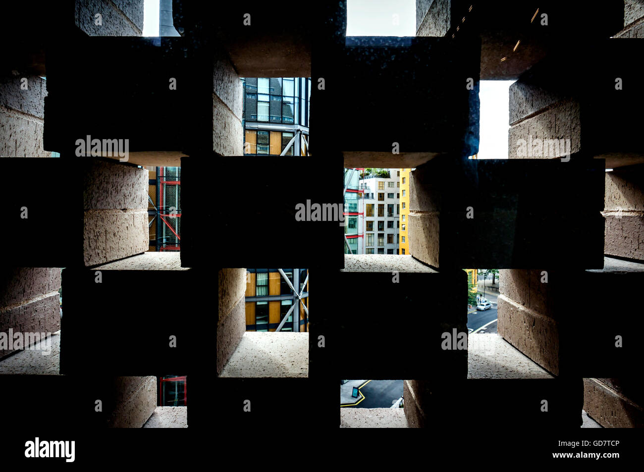 Vue à travers la façade de l'extension de la Tate Modern art gallery, sur la rive sud, Londres, UK Banque D'Images