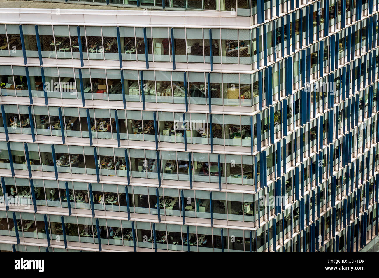 Bloc de bureau moderne dominé par la nouvelle extension de la Tate Modern sur la rive sud, Londres, Royaume-Uni. Banque D'Images