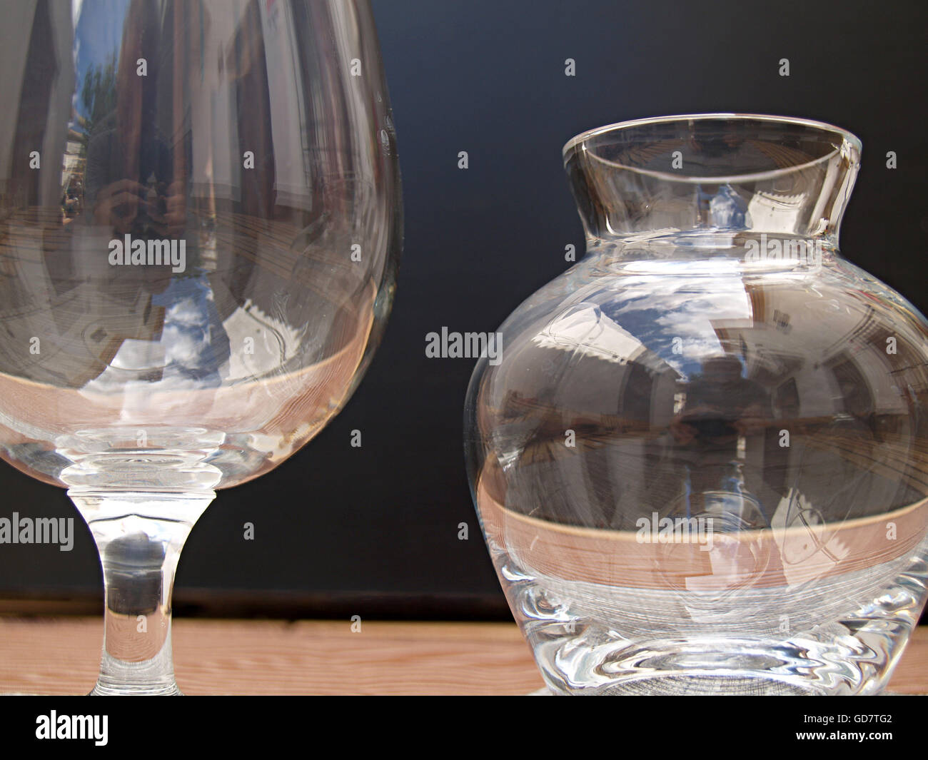Tasse en verre et vase avec réflexions Banque D'Images