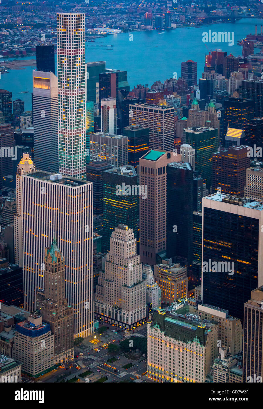 Manhattan est le plus densément peuplé des cinq quartiers de New York. Banque D'Images