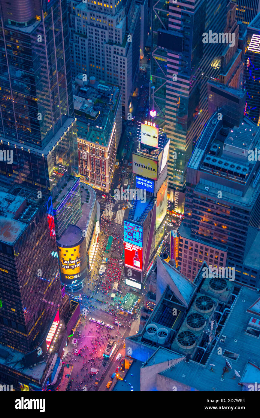 Photographie aérienne (hélicoptère). Times Square est un important carrefour commercial et du quartier de Midtown Manhattan, New York Banque D'Images