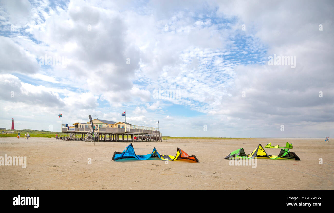 D'énormes cerfs-volants sur la plage de Schiermonnikoog, l'un de l'ouest de l'archipel frison dans la mer des Wadden, Frise, Pays-Bas. Banque D'Images