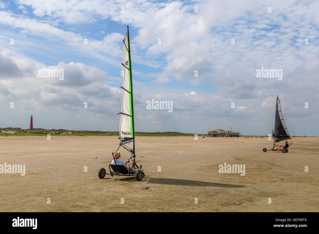 Blokarting sur la large plage de Schiermonnikoog, une île de l'ouest de la mer des Wadden, Frise, Pays-Bas. Banque D'Images