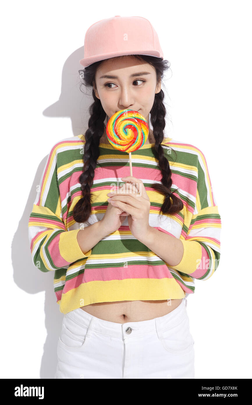 Belle jeune fille tenant un arc-en-ciel candy Banque D'Images