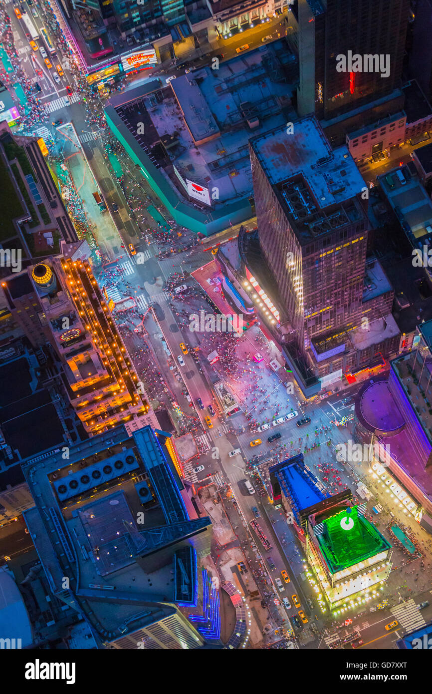 Photographie aérienne (hélicoptère). Times Square est un important carrefour commercial et du quartier de Midtown Manhattan, New York. Banque D'Images