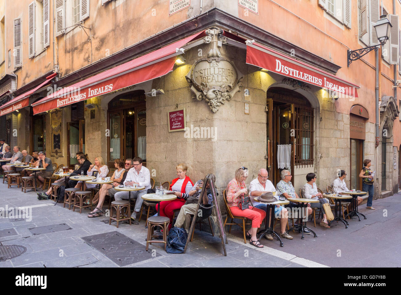 Les gens assis à l'extérieur d'un bar dans le Vieux Nice, Côte d'Azur, France Banque D'Images