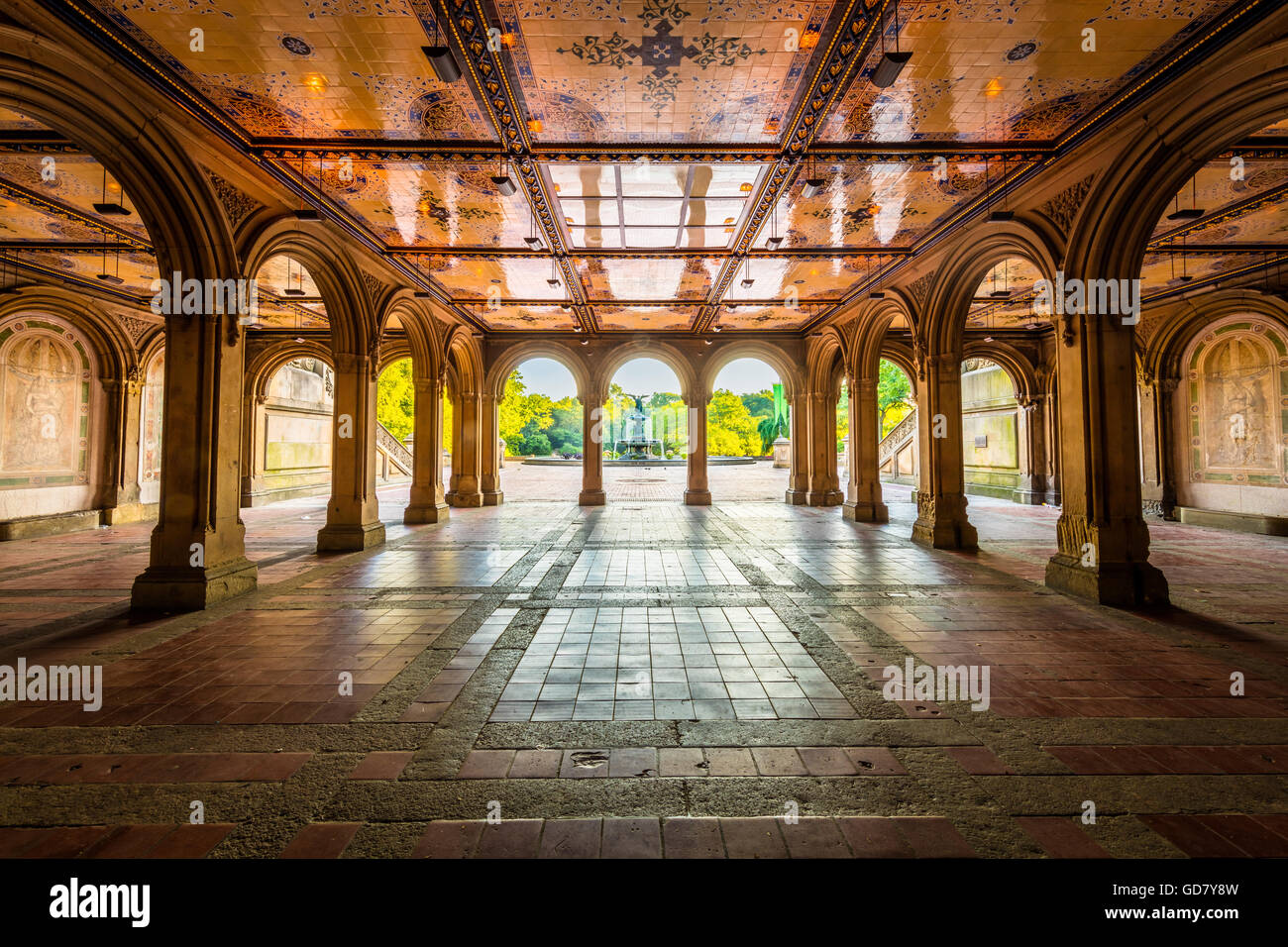 Bethesda Fountain et terrasse donnent sur le lac, à New York City's Central Park Banque D'Images