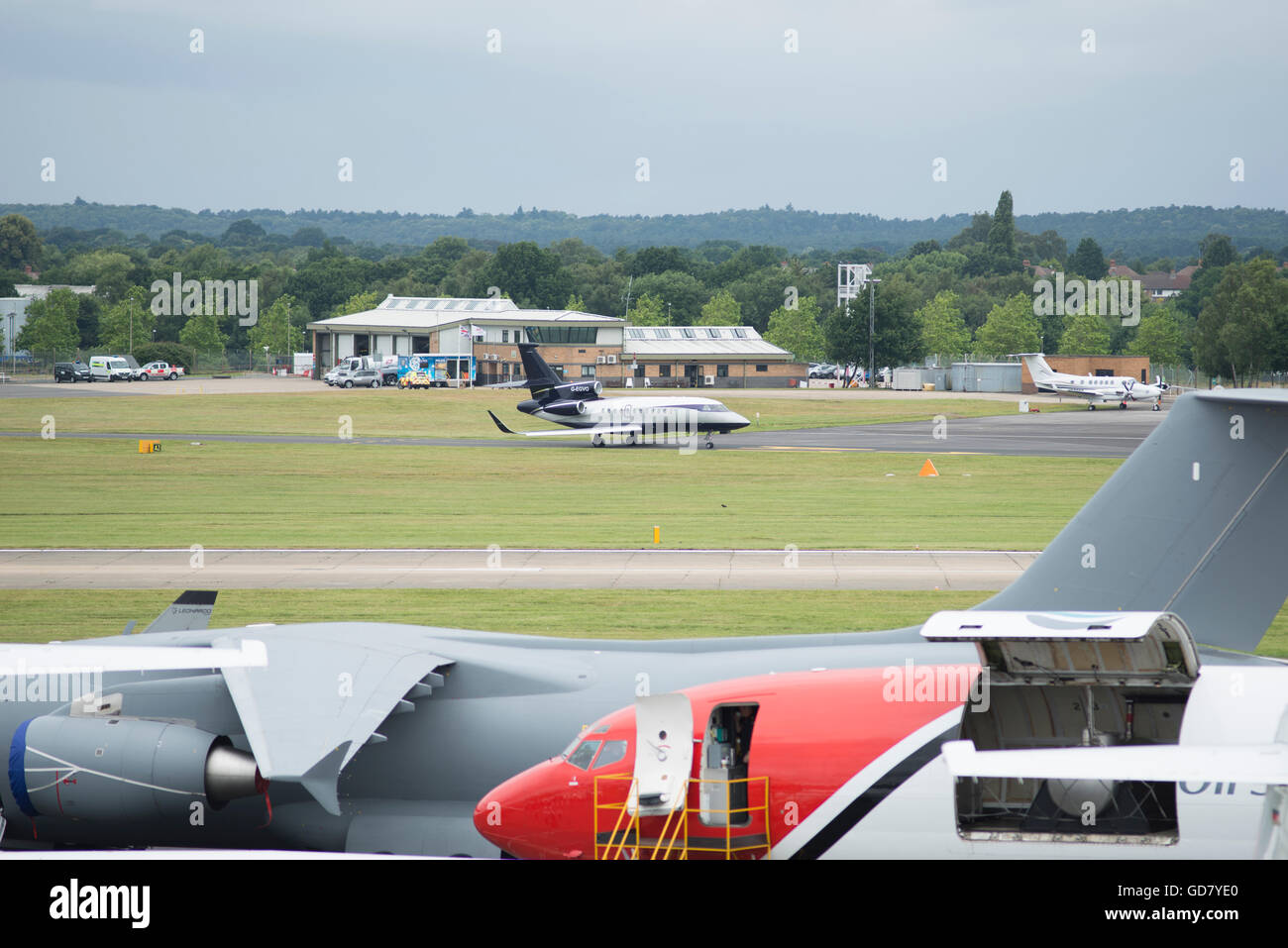 Farnborough, Hampshire, Royaume-Uni. 12 juillet 2016. Le Farnborough International Airshow, Falcon executive jet s'en va. Banque D'Images