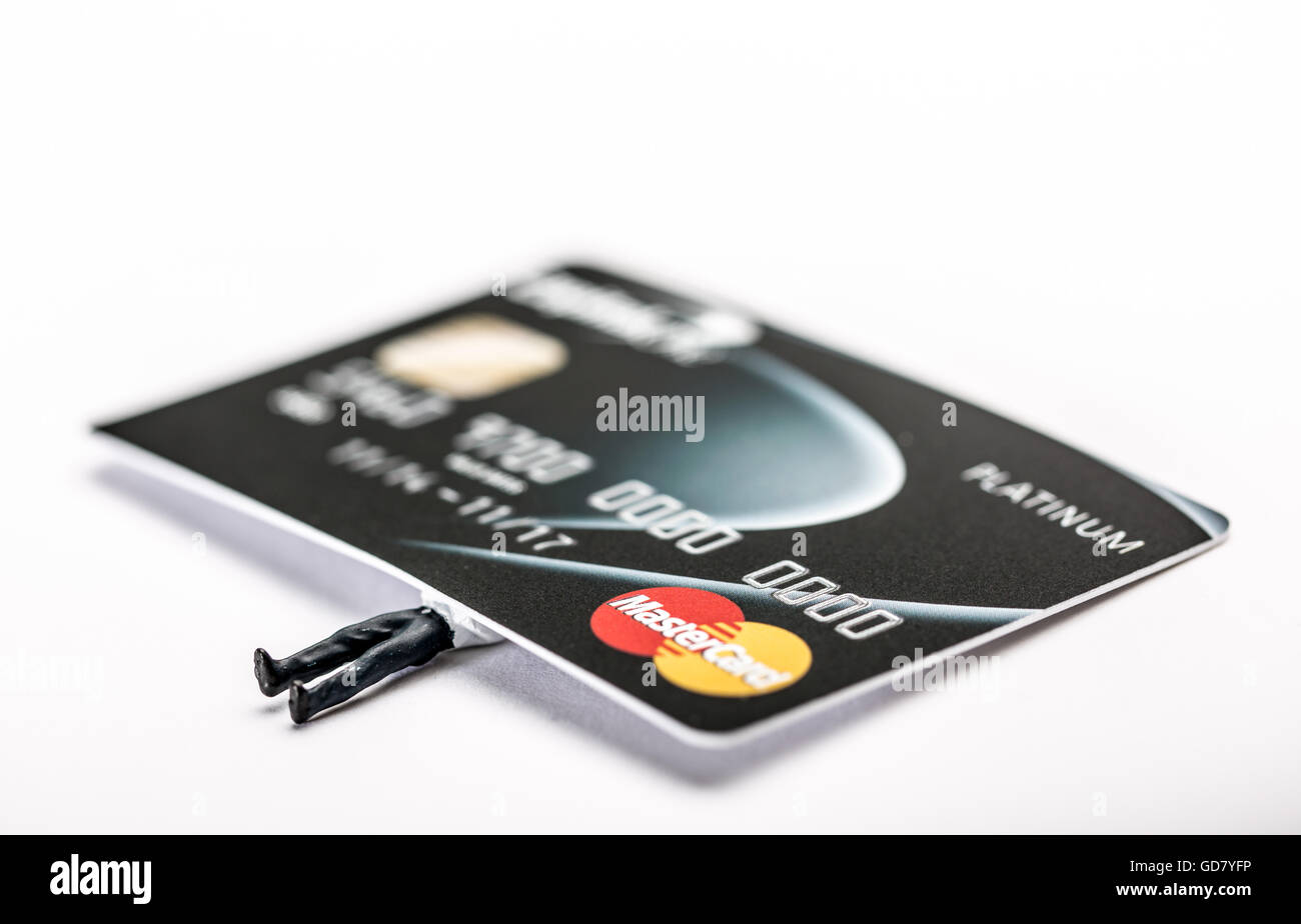 La dette de carte de crédit concept image d'un homme écrasé sous le poids de sa dette financière Banque D'Images