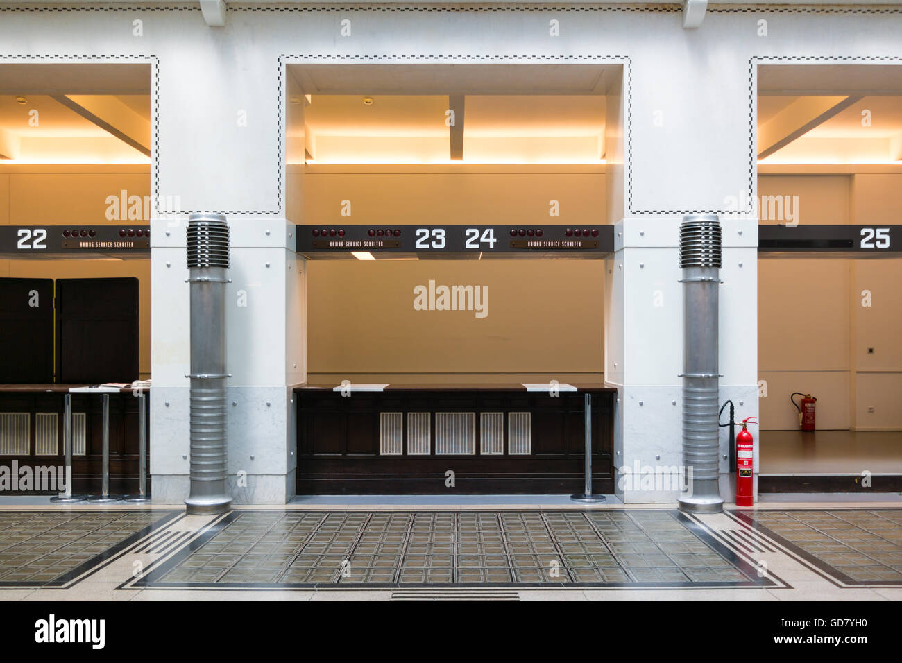 24 et de colonnes dans la salle principale de l'Épargne de la Poste autrichienne à Vienne, Autriche Banque D'Images