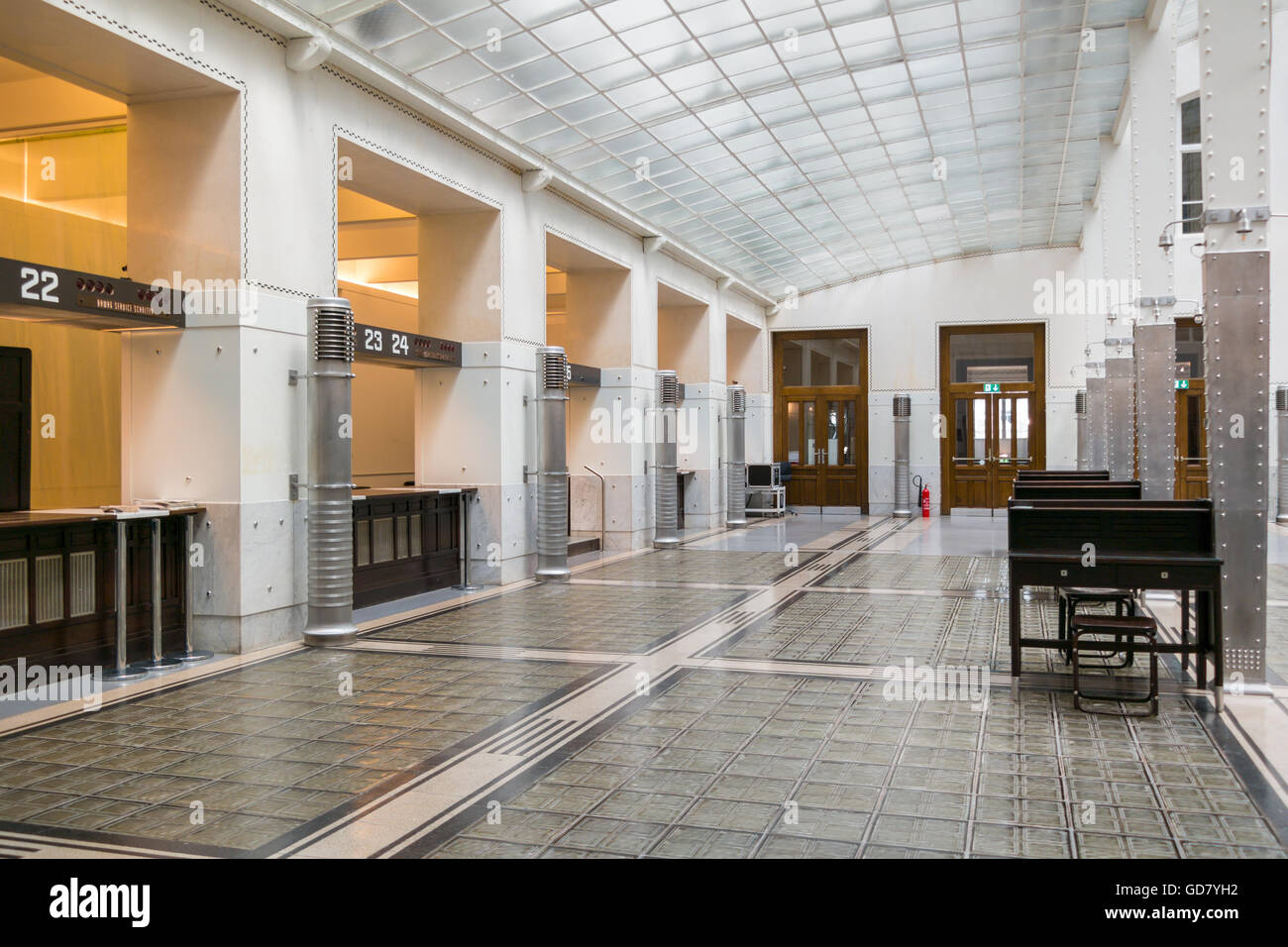Un bureau et de colonnes dans la salle principale de l'Épargne de la Poste autrichienne à Vienne, Autriche Banque D'Images