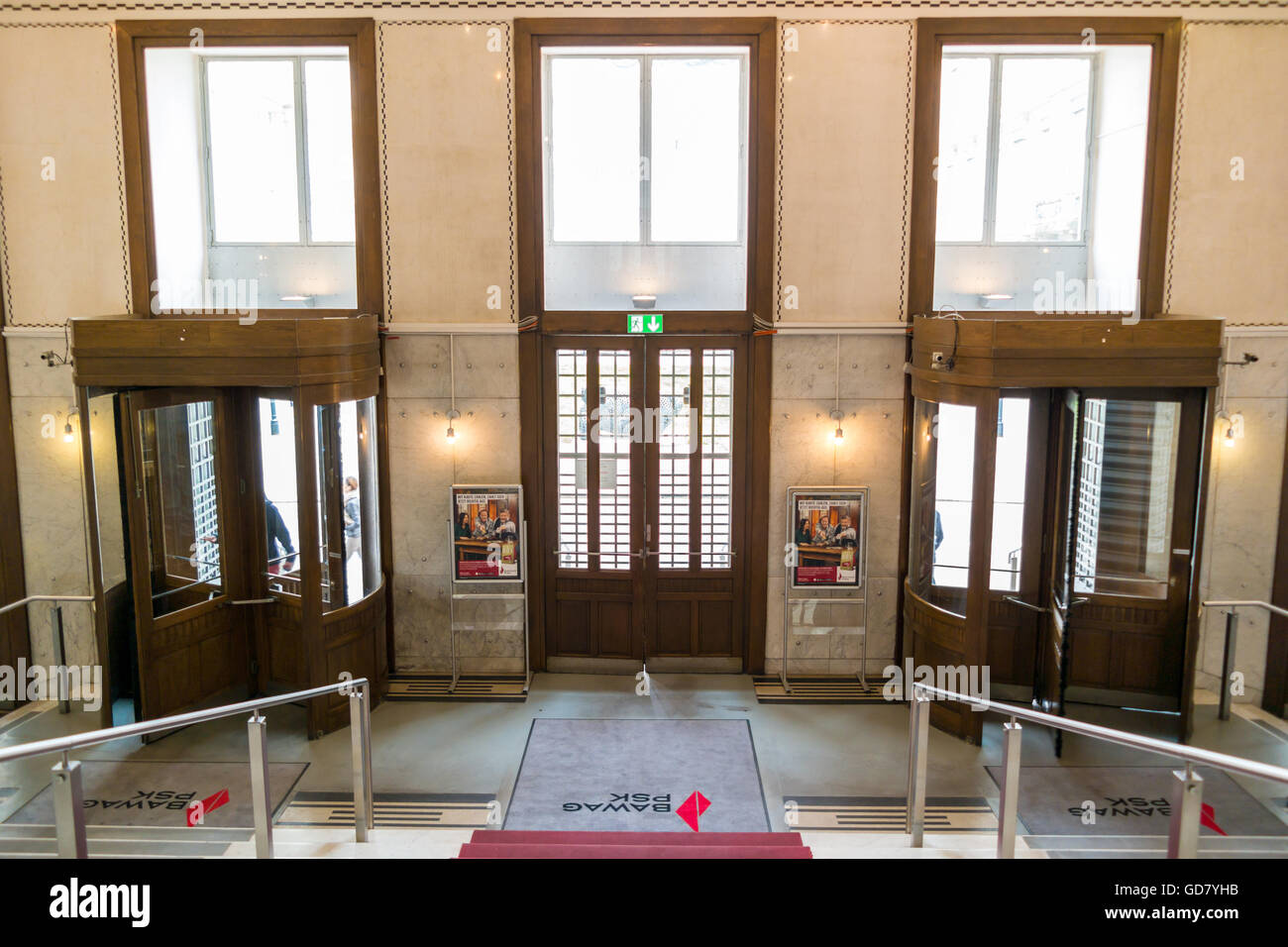 Des portes tournantes de hall d'entrée de l'Épargne de la Poste autrichienne à Vienne, Autriche Banque D'Images