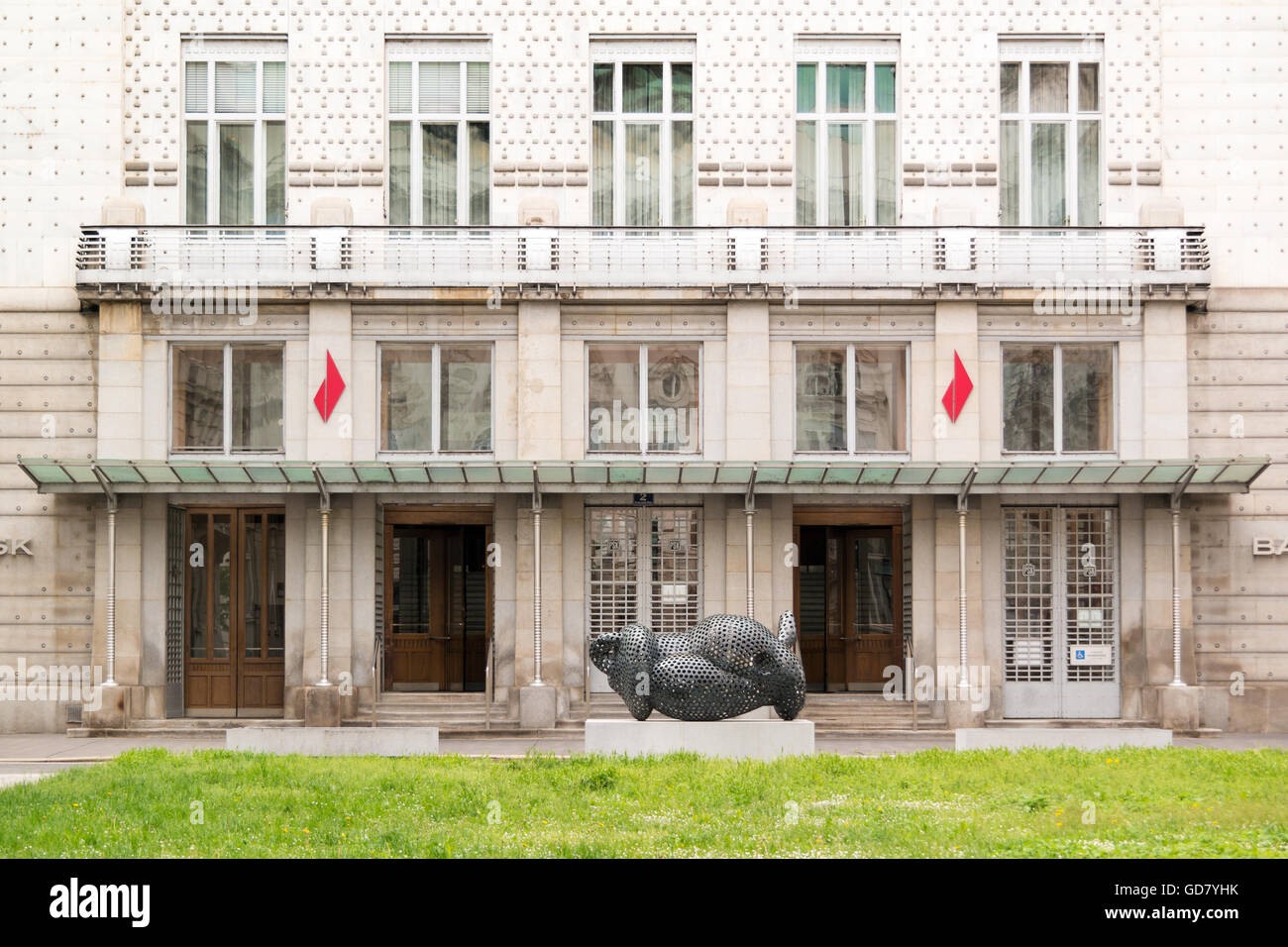 Façade avant avec l'entrée principale de l'Épargne de la Poste autrichienne à Vienne, Autriche Banque D'Images