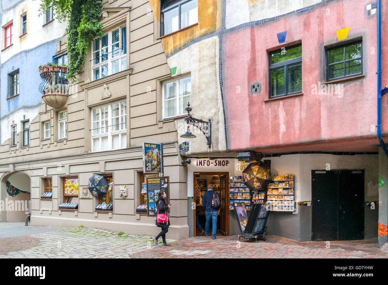 Les gens de l'extérieur et cadeaux touristiques info shop à Maison Hundertwasser à Vienne, Autriche Banque D'Images