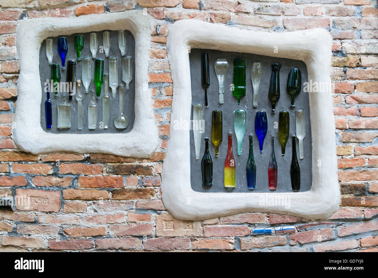 Décoration de mur en bouteilles de Kunst Haus Wien, Musée Hundertwasser à Vienne, Autriche Banque D'Images
