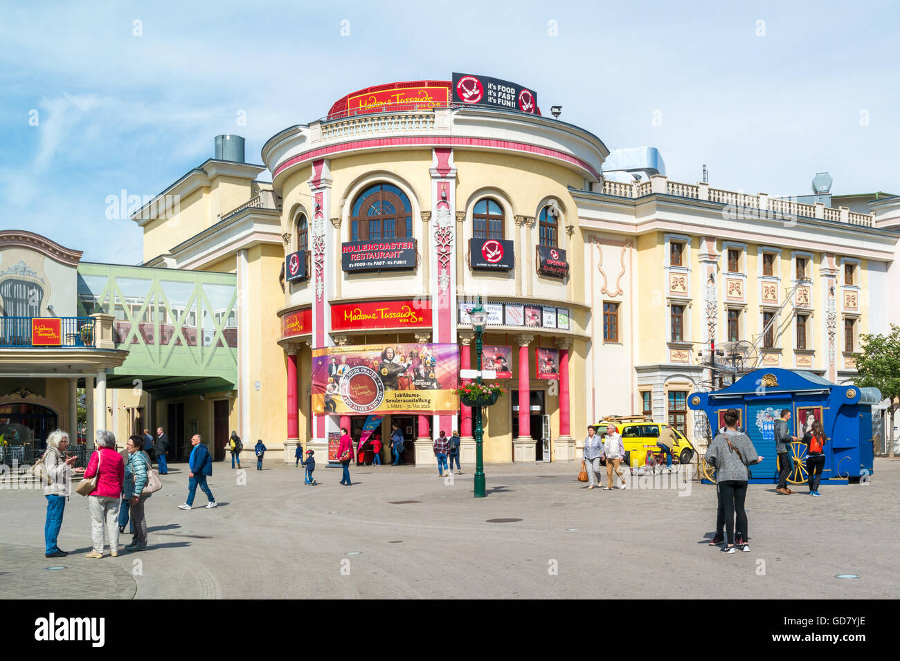 Les gens sur Riesenradplatz en face de Madame Tussauds dans un parc d'attractions Prater de Vienne, Autriche Banque D'Images