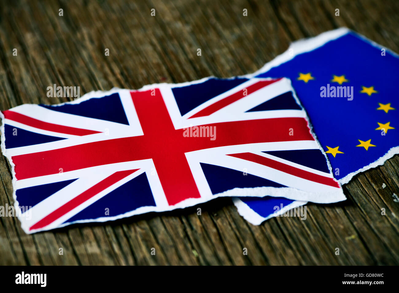 Le drapeau de la Communauté européenne et le pavillon du Royaume-Uni réunis sur une surface en bois rustique Banque D'Images
