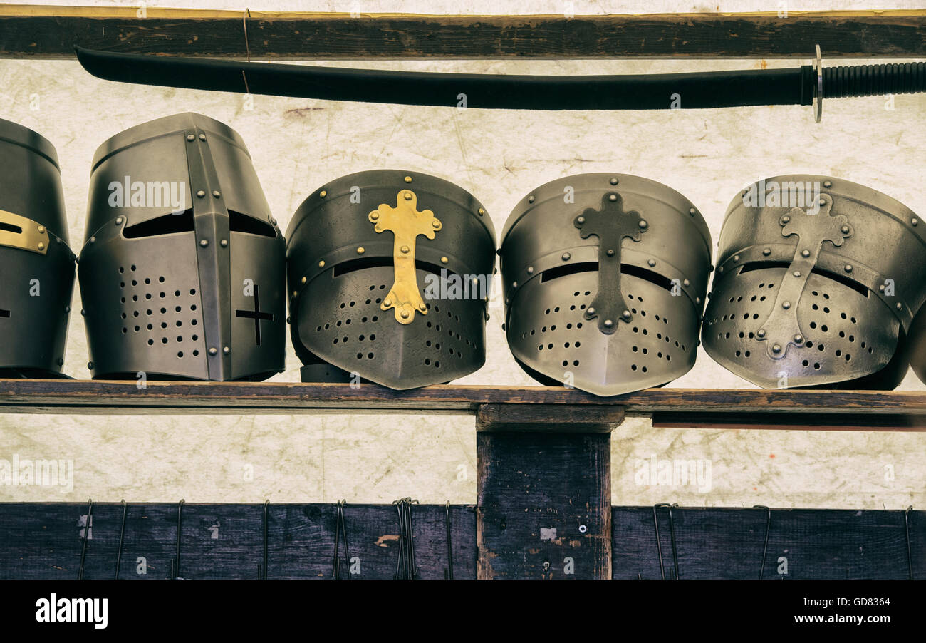 Les casques de chevaliers médiévaux dans une tente à Tewkesbury fête médiévale 2016, Gloucestershire, Angleterre. Vintage filtre appliqué Banque D'Images