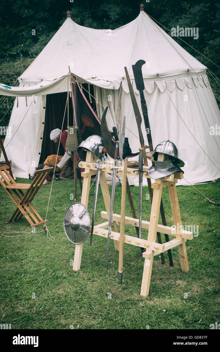 Les casques de chevaliers médiévaux et d'armes à l'extérieur d'une tente à l'Tewkesbury fête médiévale 2016, Angleterre. Vintage filtre appliqué Banque D'Images