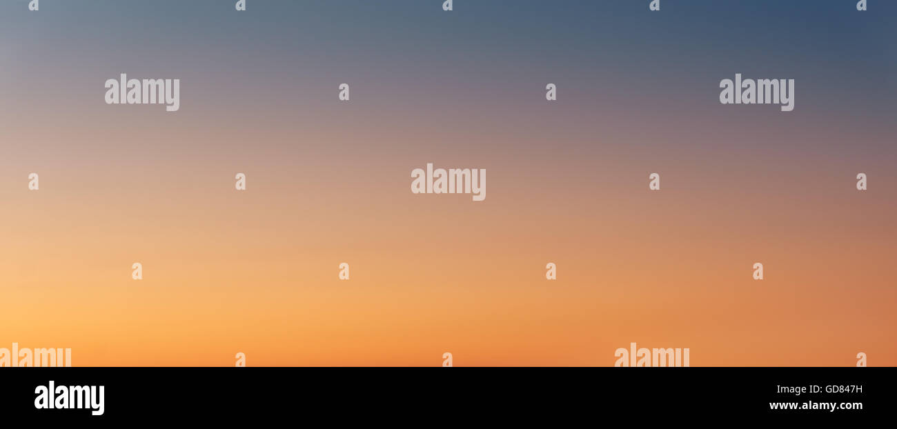 L'orange et le bleu ciel de coucher du soleil gradient background Banque D'Images