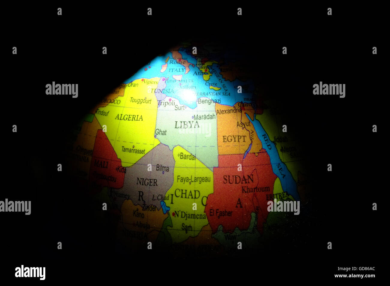 Les pays du nord de l'Afrique mis en évidence sur un globe de l'enfant. Banque D'Images