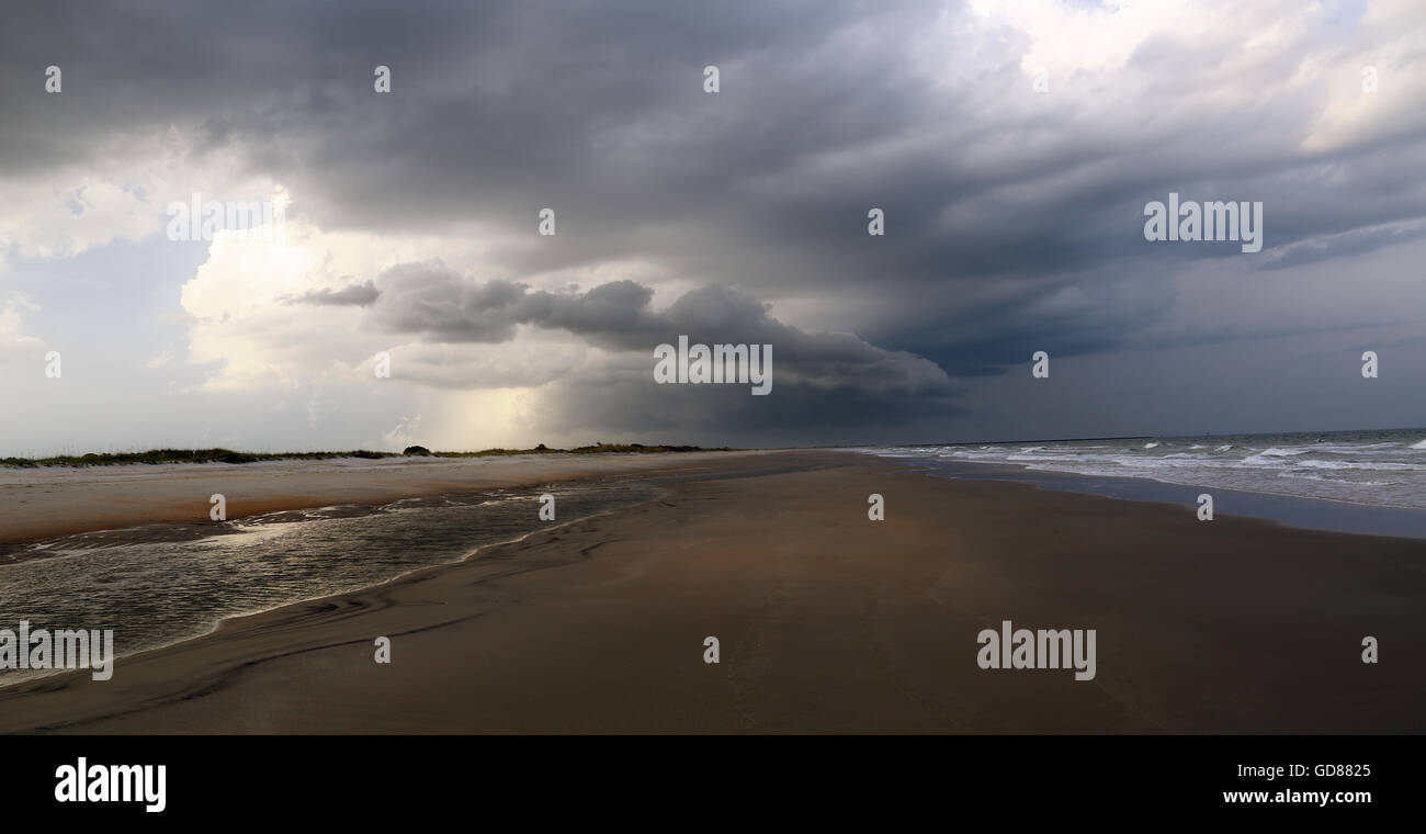 Un orage roule sur une plage de Caroline du Sud. Banque D'Images