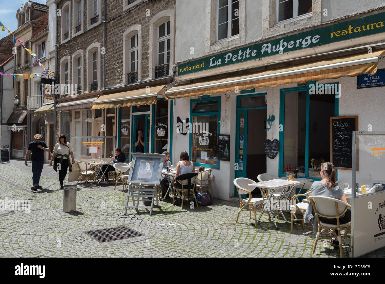 Vous pourrez dîner en plein air à la Petite Auberge, dans la vieille ville de Boulogne-sur-Mer, France. Banque D'Images