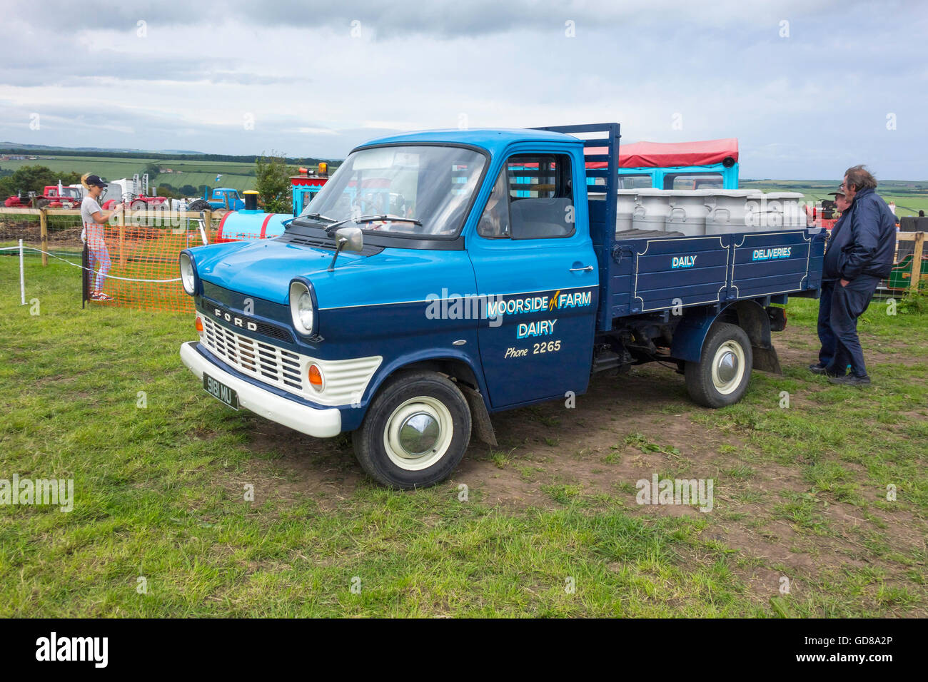 Moorside historique Farm Dairy Ford Transit camion avec des bidons de lait sur l'affichage à la Semaine du patrimoine 2016 Cleveland Roxby Banque D'Images