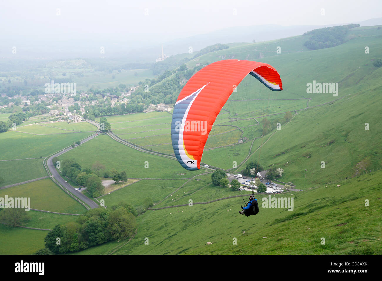 Deltaplanes décoller de côté de colline dans Castleton Angleterre Derbyshire Peak District Banque D'Images