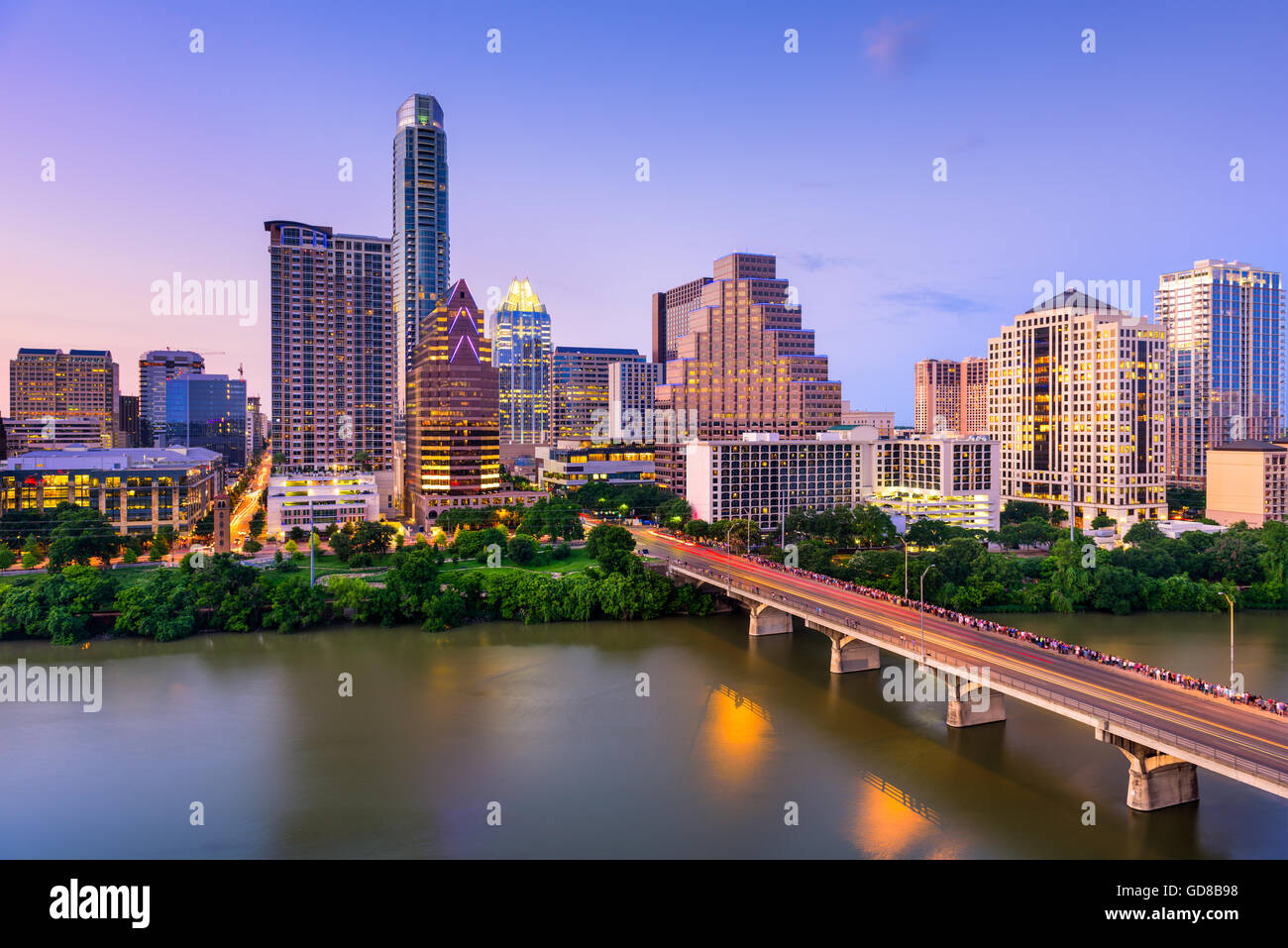 Austin, Texas, USA sur le centre-ville sur la rivière Colorado. Banque D'Images