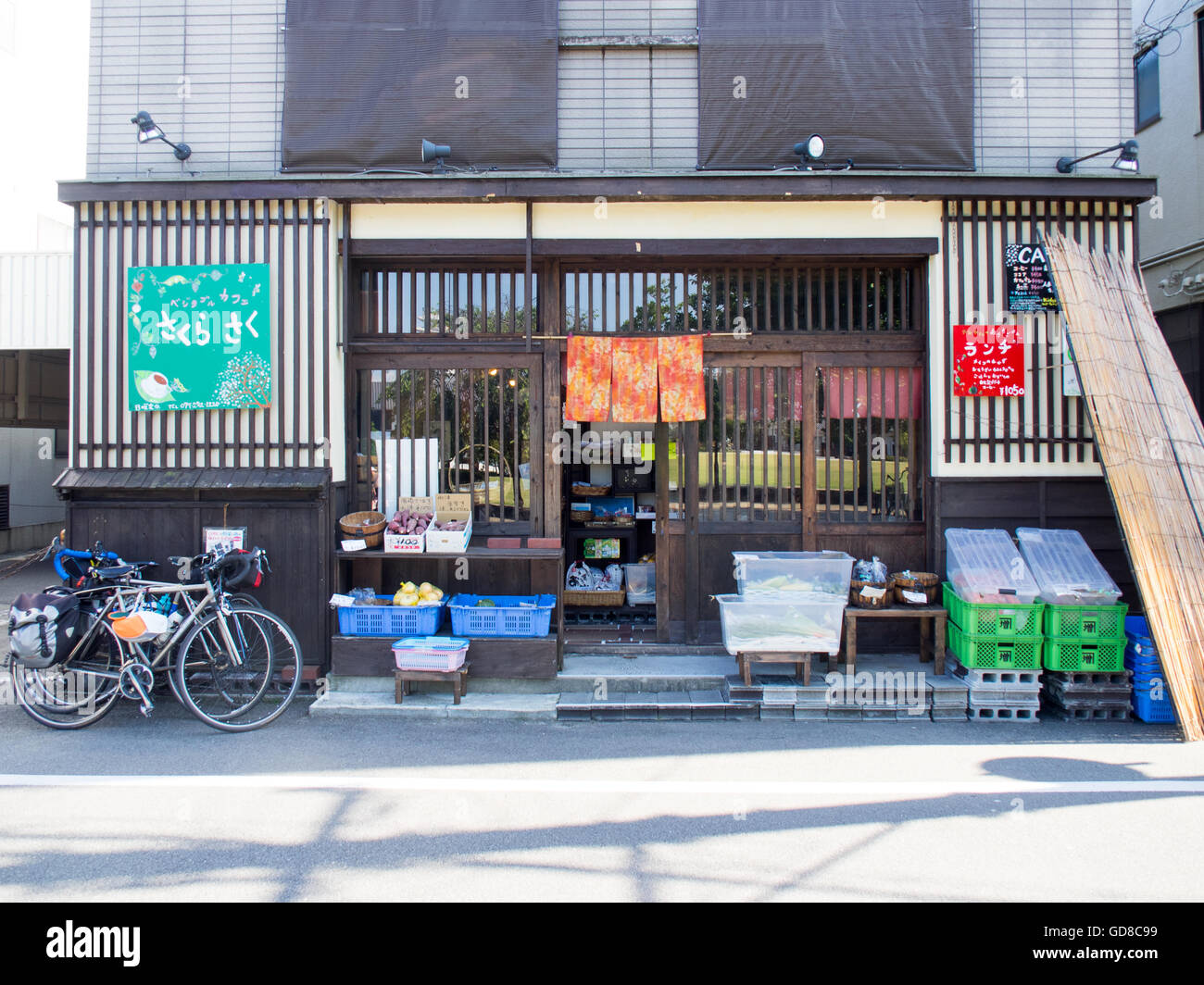 Trois vélos de route en dehors d'une épicerie japonaise traditionnelle. Banque D'Images