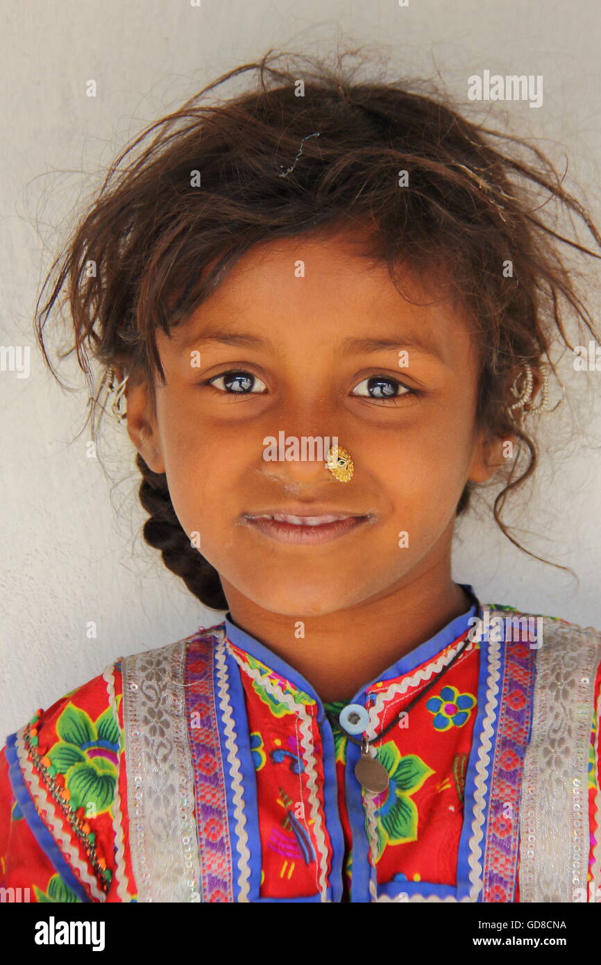 Portrait of a cute little girl et coloré, Hodka dans village local près de Bhuj, Gujarat, Inde Banque D'Images