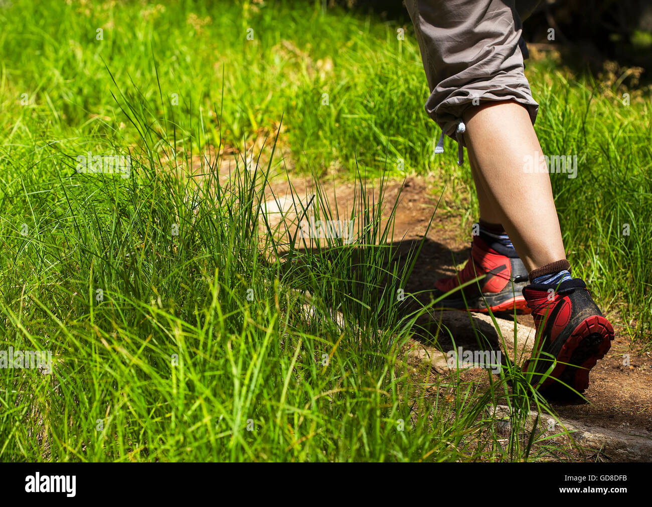 Femme marche sur un chemin en bois. Banque D'Images