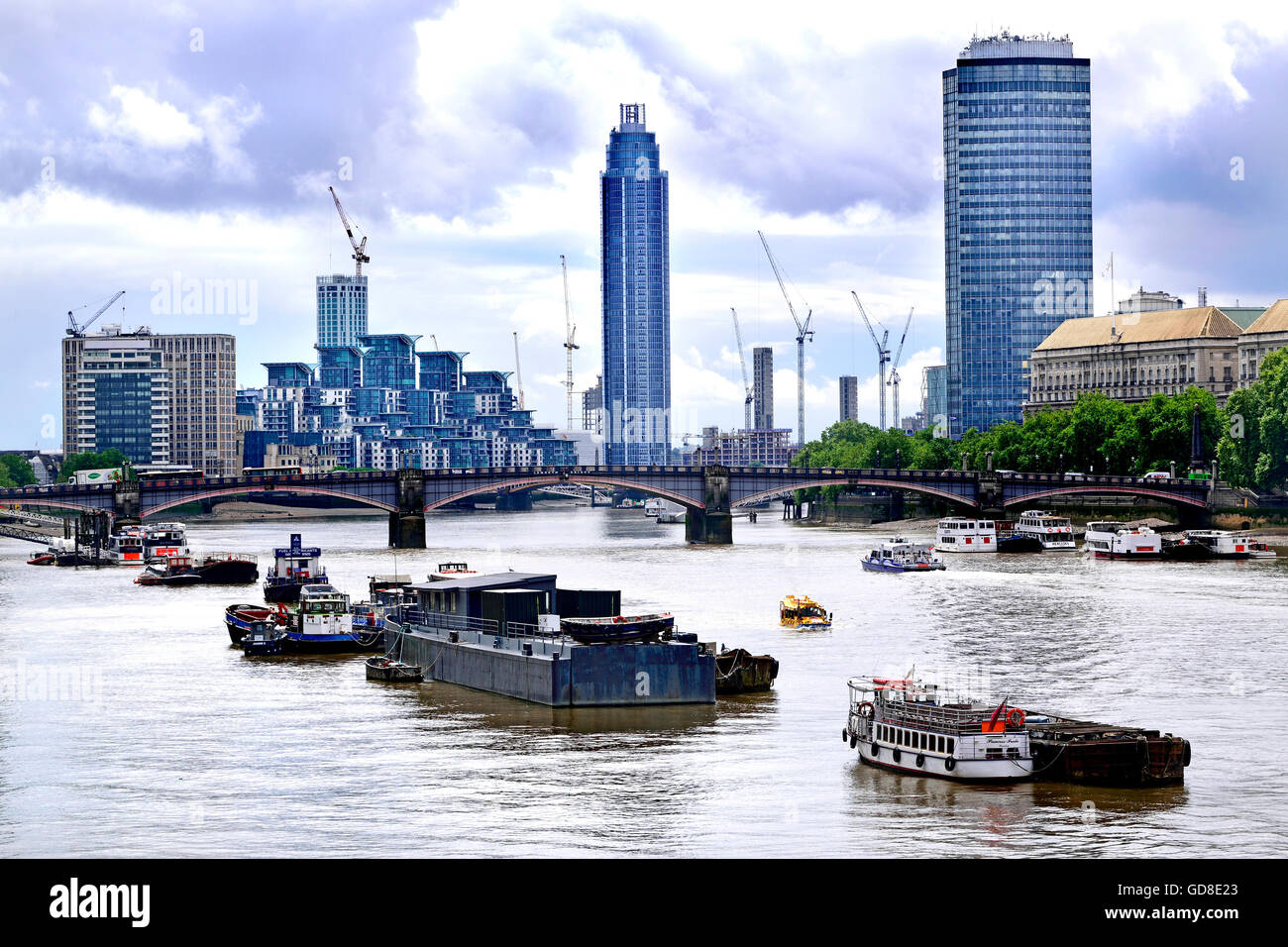 Londres, Angleterre, Royaume-Uni. Tamise, Lambeth Bridge, St George's Wharf et St George's Wharf Tower / Vauxhaul Tower Banque D'Images