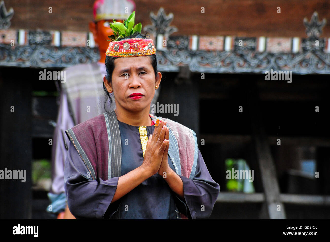 Un danseur traditionnel Batak effectuant une danse de cérémonie en Bolon Simanindo Museum Village Batak. Banque D'Images