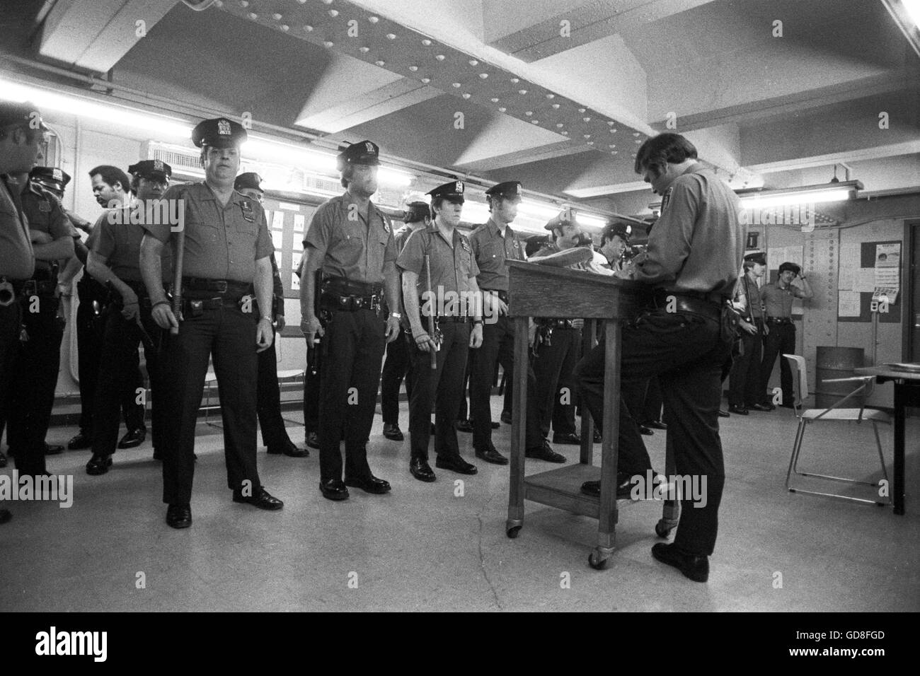 New York City Transit policiers à roll call, 1978. Banque D'Images