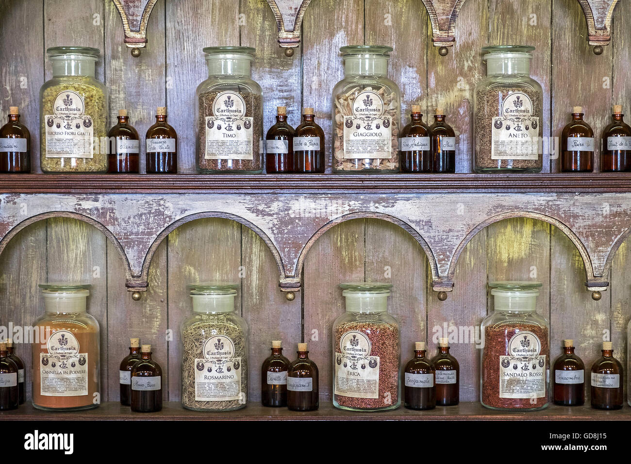 Meubles anciens biberons et petits pots de parfum d'ingrédients à la parfumerie Carthusia sur l'île de Capri, Italie Banque D'Images