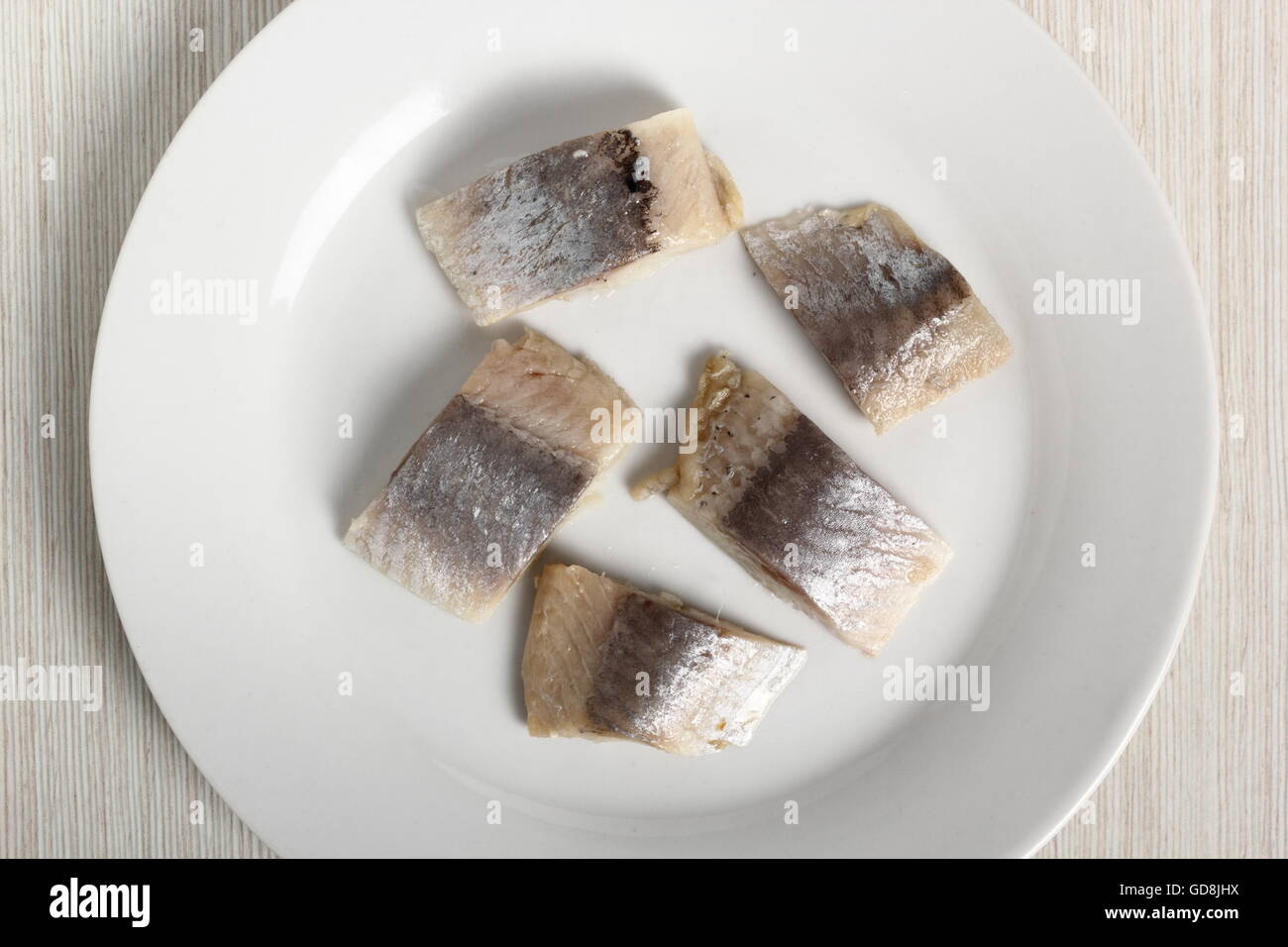 Hareng mariné sur plaque. Salé, tranches de poisson sans peau soused Clupea. Banque D'Images