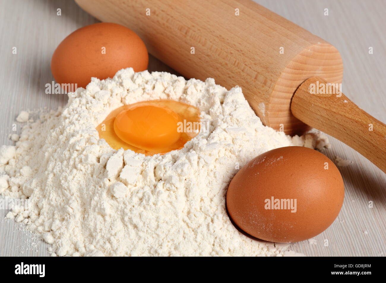 Tas de farine avec de l'oeuf sur le haut Banque D'Images