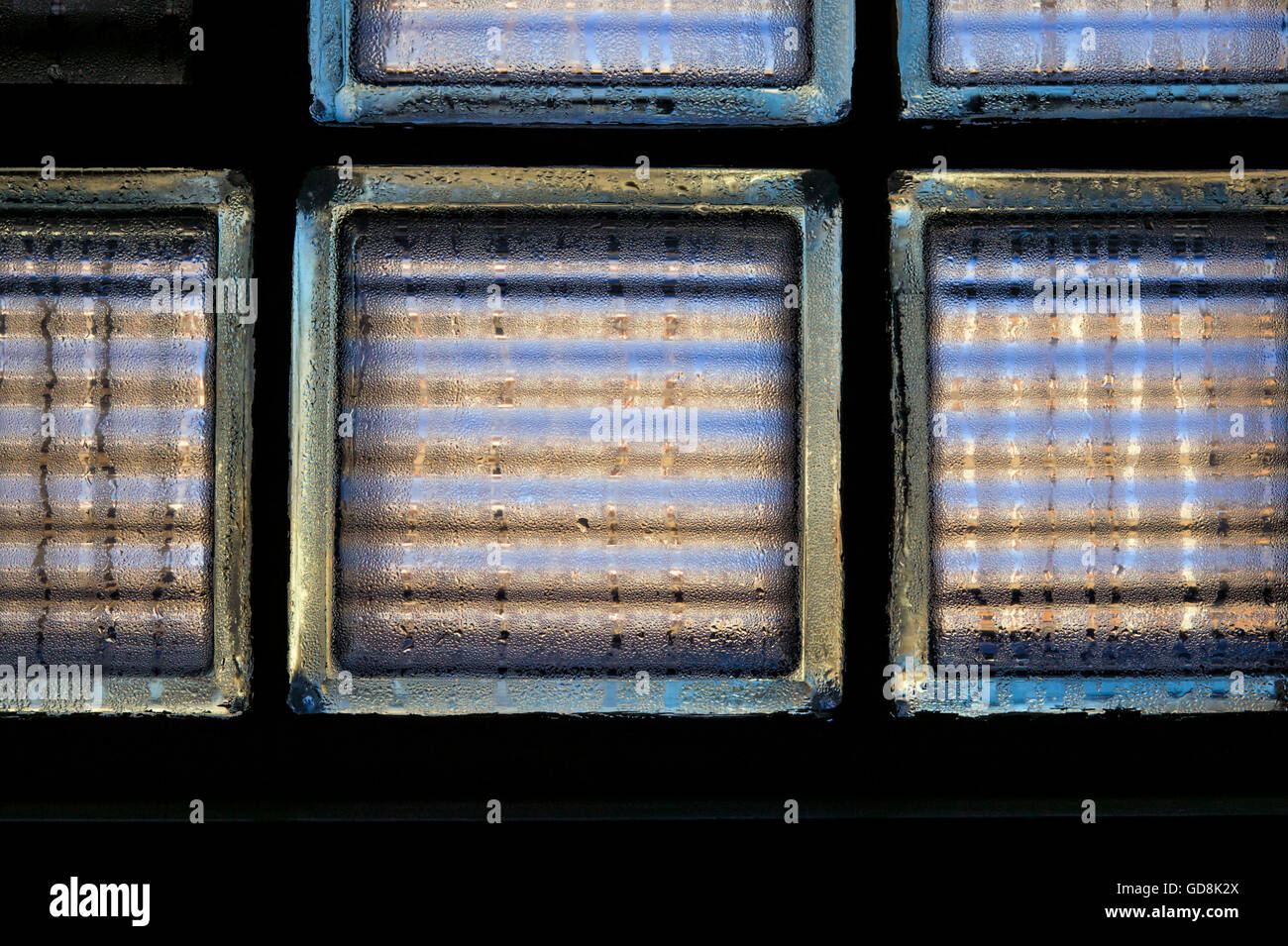 La Condensation sur un bloc de verre fenêtre crée un motif intéressant Banque D'Images